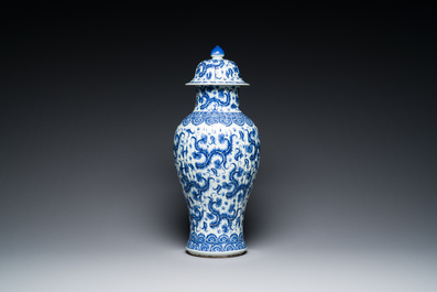 Vase couvert en porcelaine de Chine en bleu et blanc &agrave; d&eacute;cor floral, Kangxi
