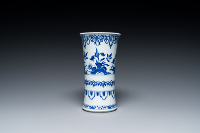 Een Chinese blauw-witte vaas met floraal decor, Kangxi