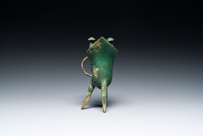 Een Chinees archa&iuml;sch bronzen ritueel wijnvat, 'jue', late Shang-dynastie