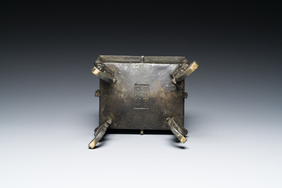 R&eacute;cipient &agrave; nourriture rituel archa&iuml;que en bronze dans le style des Zhou de l'Ouest, 'fangding', Chine, marque de Bao Ding Zhen Yong 寶鼎珍用, Ming