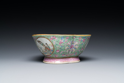 Een Chinese drielobbige famille rose kom met turquoise fondkleur, Tongzhi merk en periode