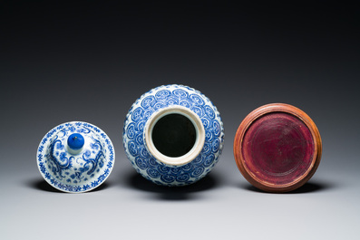 Vase couvert en porcelaine de Chine en bleu et blanc &agrave; d&eacute;cor floral, Kangxi
