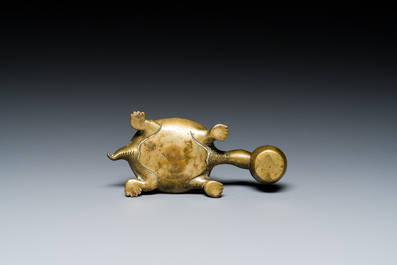 Een Chinese vergulde bronzen waterdruppelaar in de vorm van een schildpad met een slang, wellicht Qing