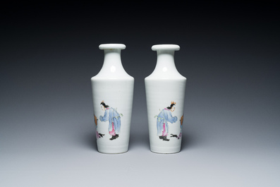 Paire de vases de forme rouleau en porcelaine de Chine famille rose, marque de Hongxian, R&eacute;publique