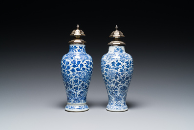 Een paar Chinese blauw-witte vazen met zilveren monturen, Kangxi