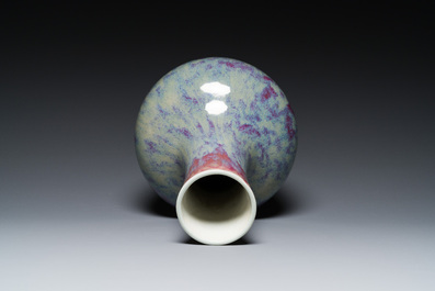 Vase de forme bouteille en porcelaine de Chine &agrave; &eacute;mail flamb&eacute;, 19&egrave;me