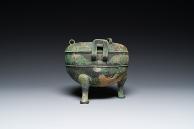 Een Chinese bronzen driepotige rituele voedselkom met deksel, 'ding', Oostelijke Zhou, Periode van Lente en Herfst