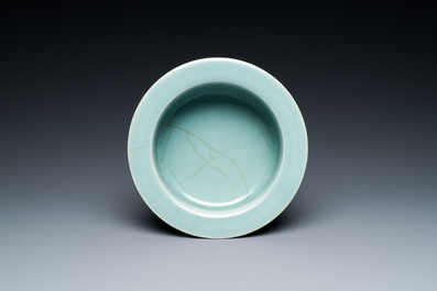 Een Chinese Longquan celadon penselenwasser, Song of later