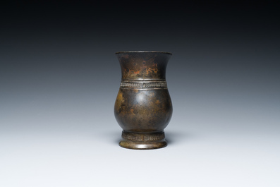 Een Chinees archa&iuml;sch bronzen ritueel wijnvat met inscriptie, 'zhi', late Shang-dynastie