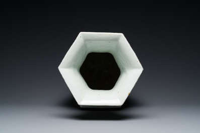 Vase de forme hexagonale en porcelaine de Chine qianjiang cai, sign&eacute; Hui Ru Shi 慧如氏, dat&eacute; 1910