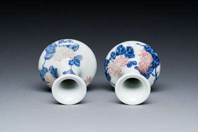 Een paar Chinese blauw-witte en koperrode vaasjes met floraal decor, Qianlong merk, 19/20e eeuw