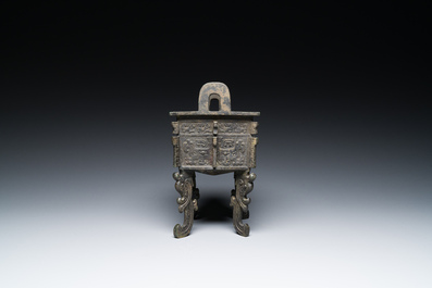 R&eacute;cipient &agrave; nourriture rituel archa&iuml;que en bronze dans le style des Zhou de l'Ouest, 'fangding', Chine, marque de Bao Ding Zhen Yong 寶鼎珍用, Ming