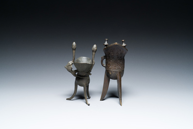 Twee Chinese bronzen rituele wijnbekers, 'jue', 18/19e eeuw