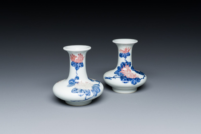 Een paar Chinese blauw-witte en koperrode vaasjes met floraal decor, Qianlong merk, 19/20e eeuw