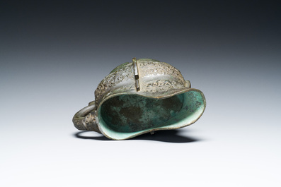 R&eacute;cipient &agrave; vin rituel archa&iuml;que en bronze dans le style des Zhou de l'Ouest, 'gong', Chine, marque de Yong Bao Zhen Wan 永葆珍玩, Ming