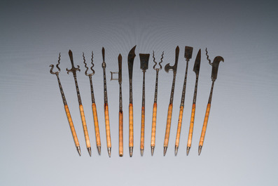 A Chinese or Vietnamese miniature wooden weapon rack, 19/20th C.