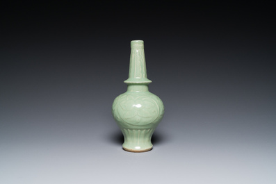 Een Chinese Longquan celadon vaas en een lotusvormige kom, Yuan of later