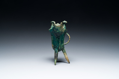Een Chinees archa&iuml;sch bronzen ritueel wijnvat, 'jue', late Shang-dynastie