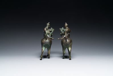 Een paar Chinese bronzen wierookbranders in de vorm van jongens op kylins, Ming
