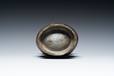 Een Chinees archa&iuml;sch bronzen ritueel wijnvat met inscriptie, 'zhi', late Shang-dynastie