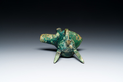 Een Chinees archa&iuml;sch bronzen ritueel wijnvat, 'jue', late Shang-dynastie