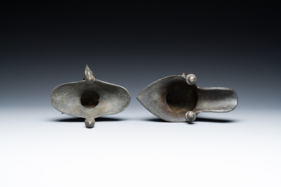 Twee Chinese bronzen rituele wijnbekers, 'jue', 18/19e eeuw