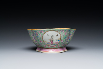 Een Chinese drielobbige famille rose kom met turquoise fondkleur, Tongzhi merk en periode