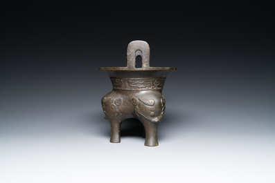 Een Chinese archa&iuml;sche bronzen driepotige wierookbrander, 'ding', Ming