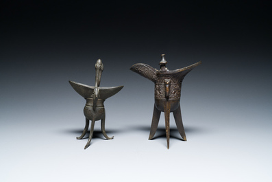 Twee Chinese bronzen rituele wijnbekers, 'jue', 18/19e eeuw