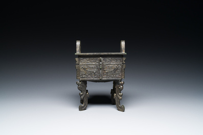 R&eacute;cipient &agrave; nourriture rituel archa&iuml;que en bronze dans le style des Zhou de l'Ouest, 'fangding', Chine, marque de Bao Ding Zhen Yong 寶鼎珍用, Ming