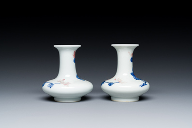 Een paar Chinese blauw-witte en koperrode vaasjes met floraal decor, Qianlong merk, 19/20e eeuw