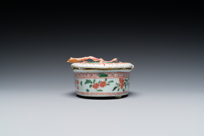 Een zeldzame Chinese famille verte specerijendoos, Kangxi