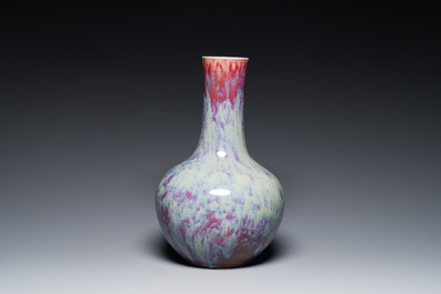 Vase de forme bouteille en porcelaine de Chine &agrave; &eacute;mail flamb&eacute;, 19&egrave;me