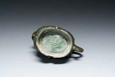 R&eacute;cipient &agrave; vin rituel archa&iuml;que en bronze dans le style des Zhou de l'Ouest, 'gong', Chine, marque de Yong Bao Zhen Wan 永葆珍玩, Ming