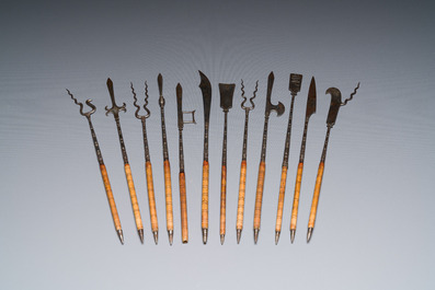 A Chinese or Vietnamese miniature wooden weapon rack, 19/20th C.