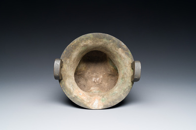 Een Chinese archa&iuml;sche bronzen driepotige wierookbrander, 'ding', Ming