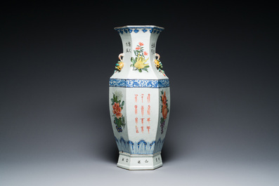Vase de forme hexagonale en porcelaine de Chine qianjiang cai, sign&eacute; Hui Ru Shi 慧如氏, dat&eacute; 1910