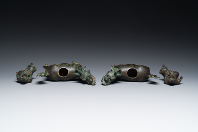 Een paar Chinese bronzen wierookbranders in de vorm van jongens op kylins, Ming
