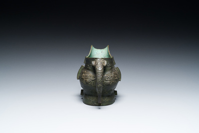 R&eacute;cipient &agrave; vin rituel archa&iuml;que en bronze dans le style des Zhou de l'Ouest, 'gong', Chine, marque de Yong Bao Zhen Wan 永葆珍玩, Ming