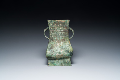 R&eacute;cipient &agrave; vin rituel archa&iuml;que en bronze inscrit Jie Fu Wu 㔾父戊, 'fanghu', Chine, Zhou de l'Ouest