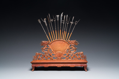 A Chinese or Vietnamese miniature wooden weapon rack, 19/20th C.