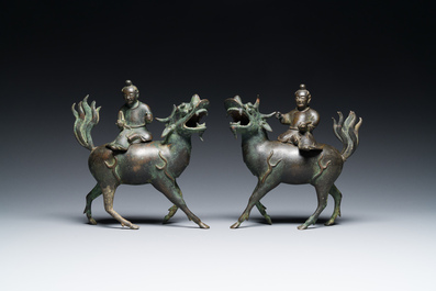 Een paar Chinese bronzen wierookbranders in de vorm van jongens op kylins, Ming