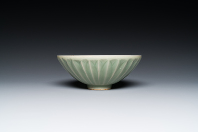Een Chinese Longquan celadon vaas en een lotusvormige kom, Yuan of later
