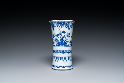 Een Chinese blauw-witte vaas met floraal decor, Kangxi