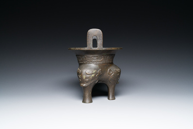 Een Chinese archa&iuml;sche bronzen driepotige wierookbrander, 'ding', Ming