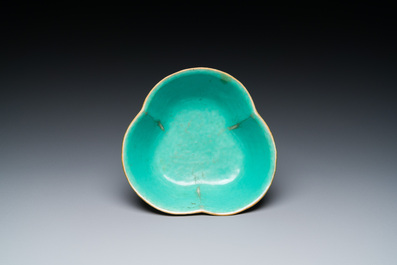Een Chinese drielobbige famille rose kom met turquoise fondkleur, Tongzhi merk en periode