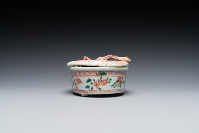 Een zeldzame Chinese famille verte specerijendoos, Kangxi