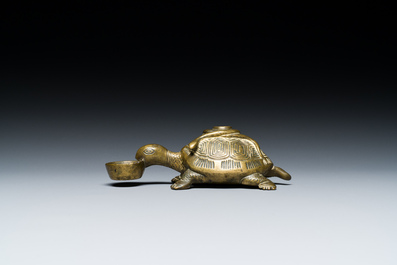 Een Chinese vergulde bronzen waterdruppelaar in de vorm van een schildpad met een slang, wellicht Qing