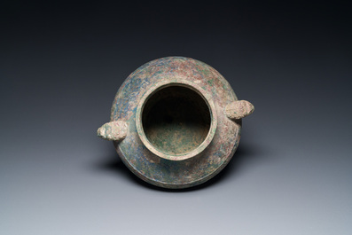 R&eacute;cipient &agrave; vin archa&iuml;que en bronze, 'lei', Chine, Zhou de l'Est, P&eacute;riode des Printemps et Automnes