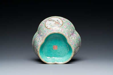 Een Chinese drielobbige famille rose kom met turquoise fondkleur, Tongzhi merk en periode